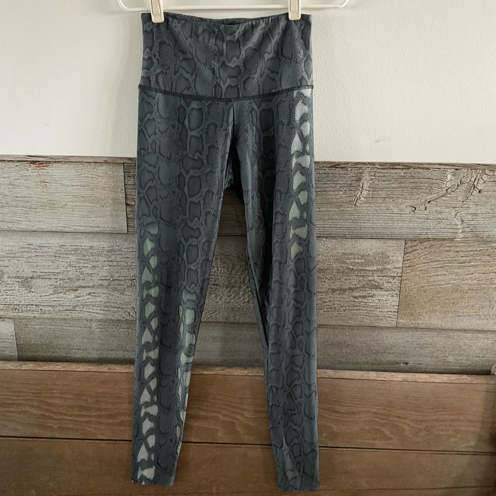 Onzie high rise leggings size M/L green/black snake print (A1)